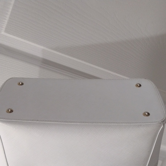Samantha Thavasa Deluxe Shoulder Bag - 11x8x5", White Leather, Magnetic Closure - Picture 11 of 15